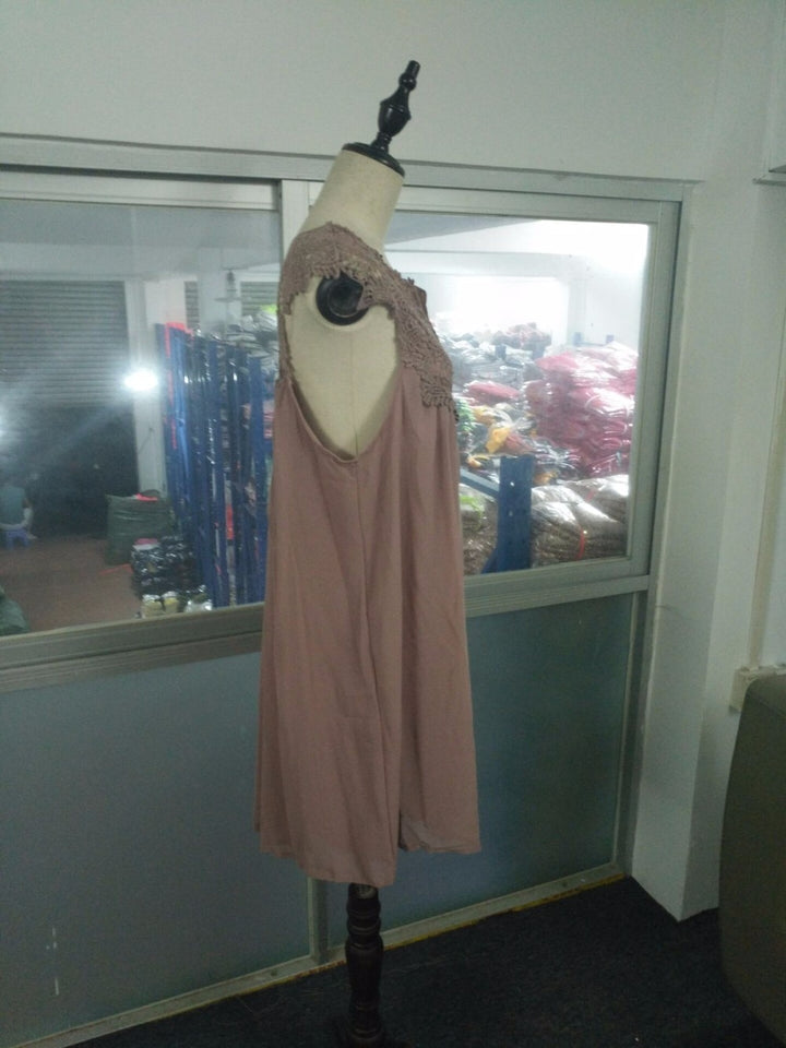 Vestido Império de renda e tecido sem manga